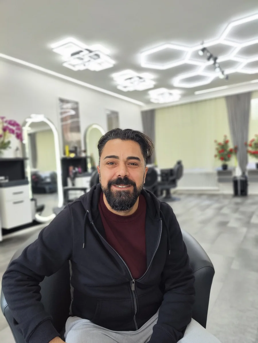 Orhan Özdek, Inhaber des Vikings Barbershop