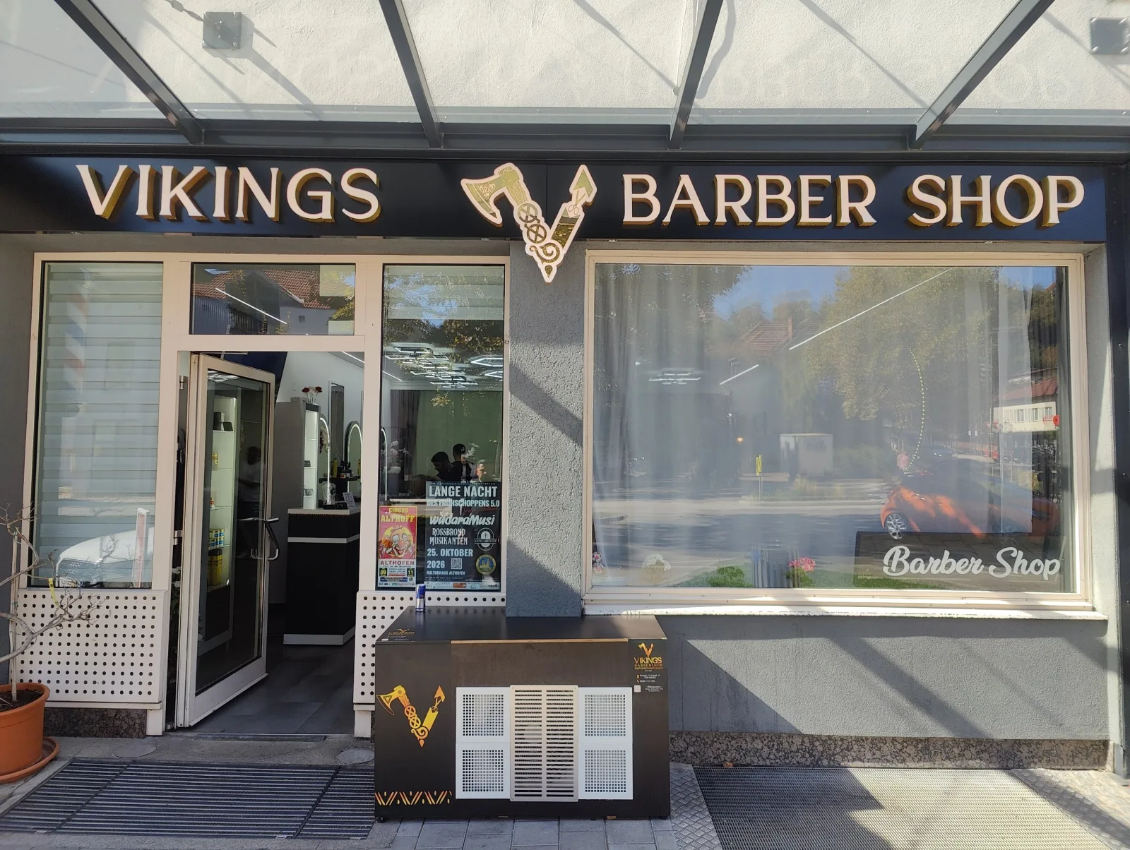 Vikings Barbershop Schaufenster mit goldenem Logo in Althofen